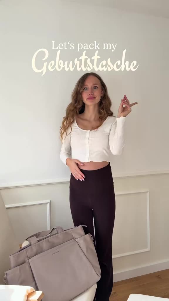Melina zeigt eine graue Tasche für die Geburtsklinik
