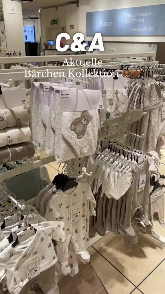 Babykleidung mit Bärchenmuster im Geschäft